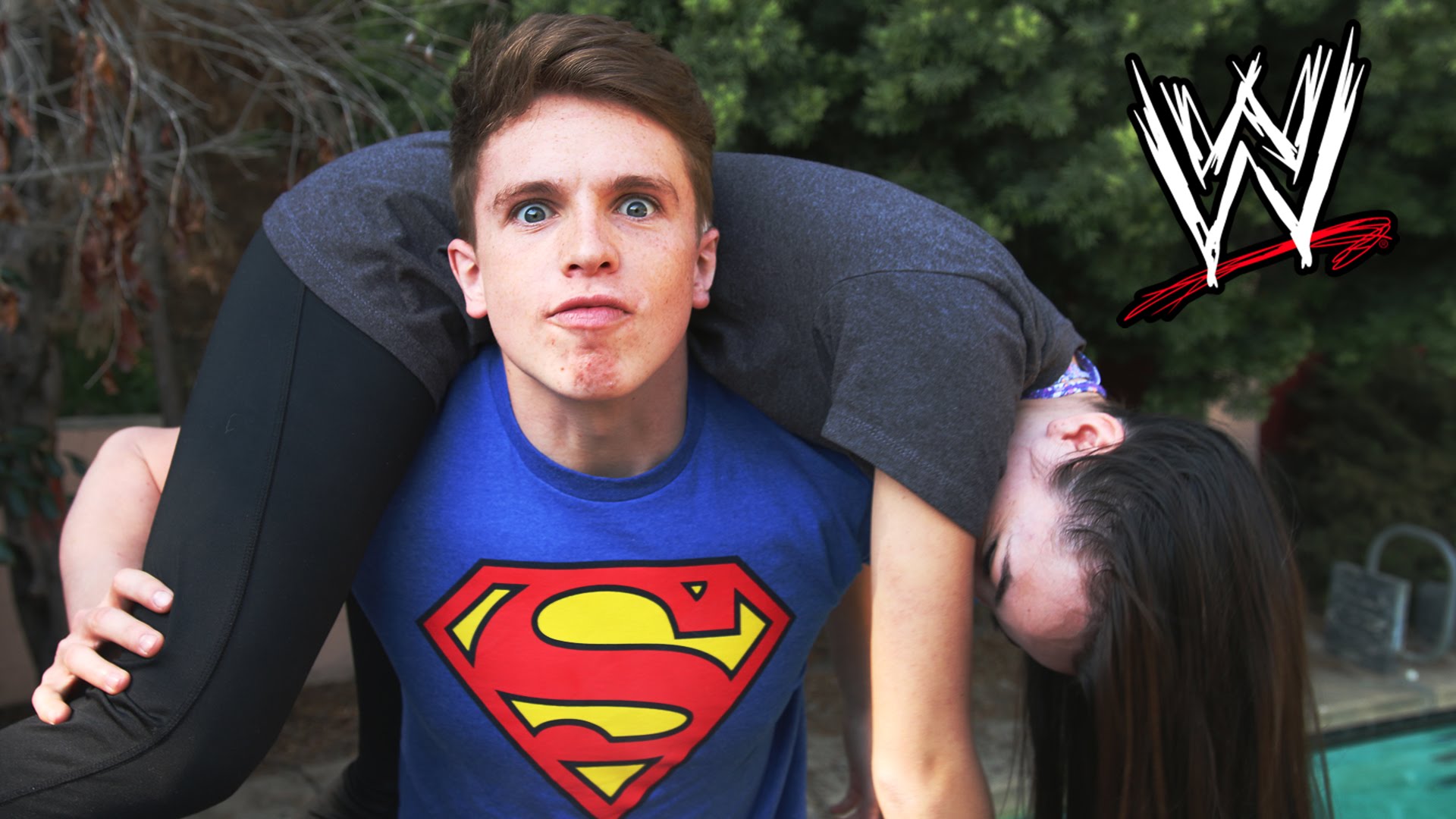 Chlapík na svojej frajerke testuje chmaty z wrestlingu