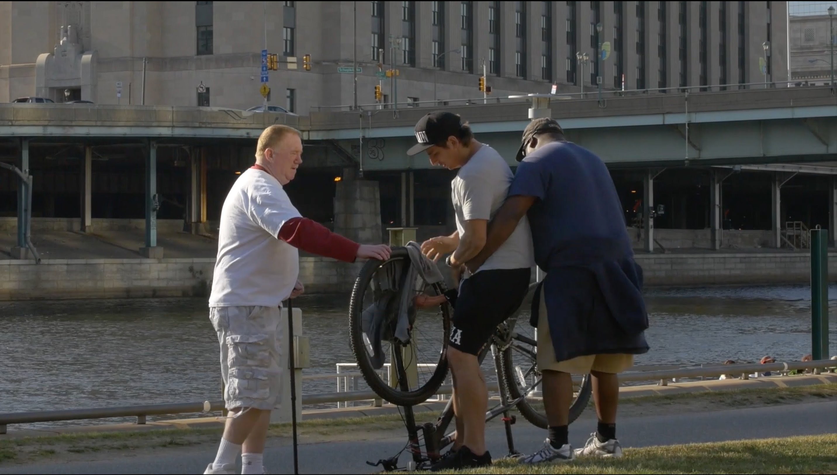 VIDEO: Gule sa mu zasekli v kolese bicykla