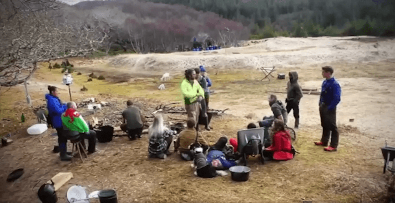 Účastníkům Britské reality show nikdo neřekl, že vysílání již skončilo, a tak pokračovali v přežívání bez technologií dál