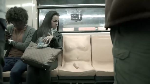 V metru bojuje za práva žen pe*is. kde, jak a proč? (+video)