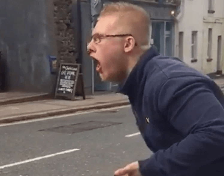 Co jste ochotní udělat pro 40 liber? fanoušek fotbalu snědl koňské lejno a ještě se nechal natočit