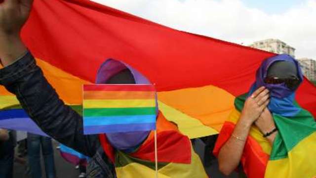 53 Lidí zatčeno za účast na svatbě homosexuálů. Novomanželům hrozí vězení i trest smrti.