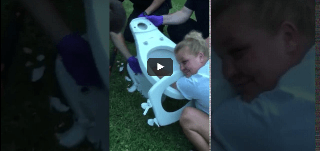 Žena která byla doslova v ha*zlu, zasekla se jí tam totiž ruka. Pomohli až zavolaní hasiči