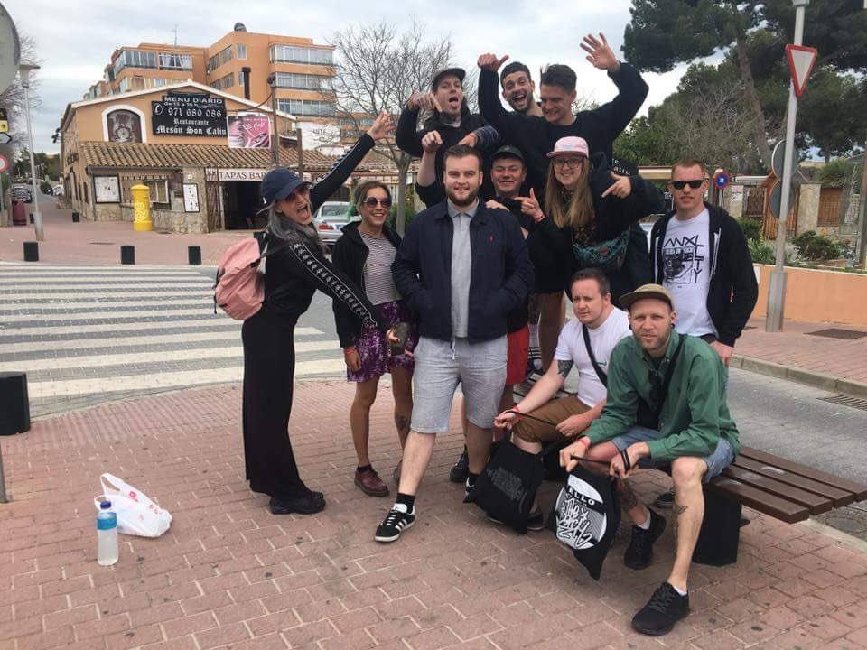 Měl koule na to odpovědět na šílenou nabídku a zažil nejlepší chvíle jeho života. Neznámá partička ho pozvala na tří denní trip.