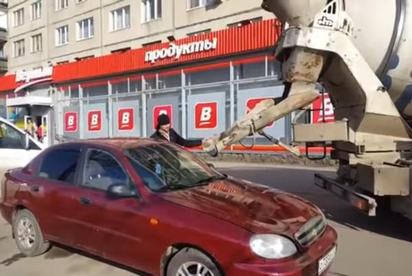 Určitě jste už viděli pomstu s nalitím cementu do auta. Kvůli čemu to vlastně vzniklo?