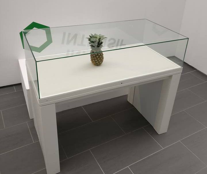 Návod jak se stát umělcem. Za srandy odložil na výstavě ananas, ten se rázem stal uměním.