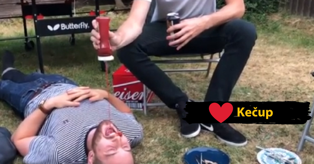 Chlapci zrejme veľmi milovali kečup a tak dostali tento skvelý nápad, ktorý ale nedopadol veľmi dobre.