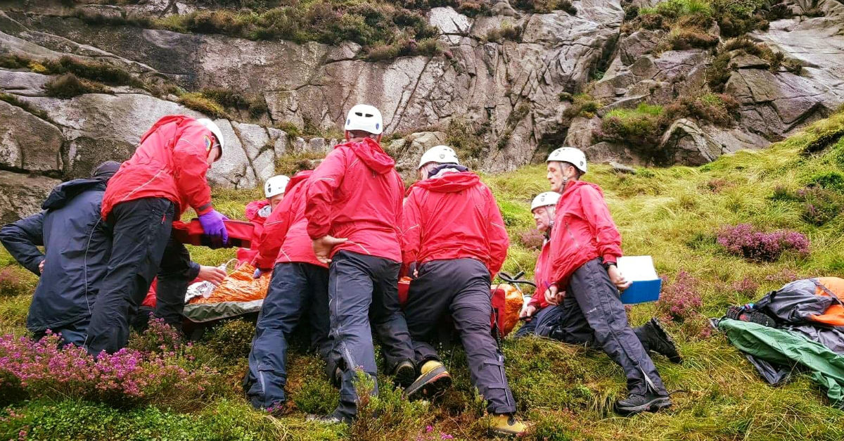Mladý Ír na prechádzke utrpel ťažké zranenia po tom, čo na neho padla ovca – video vo vnútri.
