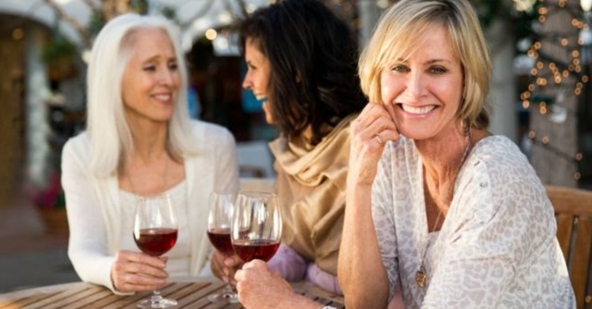 Ľudia v strednom veku by mali mať dni bez alkoholu, vraj je to ťažšie ako schudnúť