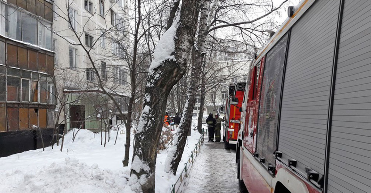 Statoční ruskí policajti bojovali s ohňom snehovými guľami