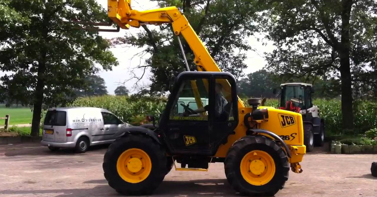 Muža prešiel vysokozdvižný vozík, ktorý riadil pes