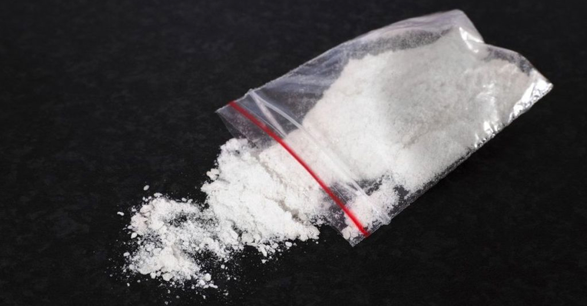 Mužovi našli vrecko drogy na mieste, kde by si normálny muž drogy určite nedal