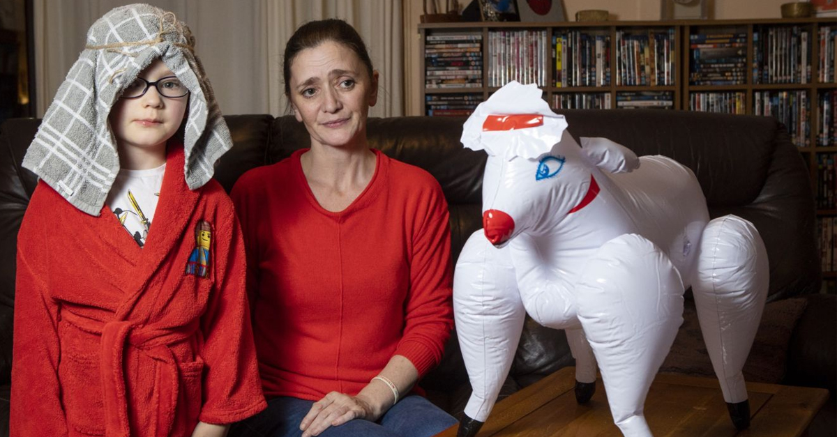 Matka kúpila pre svojho syna nafukovaciu ovečku ako rekvizitu do jeho divadelnej hry – nevedela, že sa jedná o hračku pre dospelých