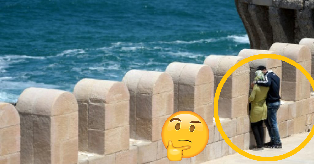 Egyptská univerzita vyhodila študentku kvôli objímaniu s mužom