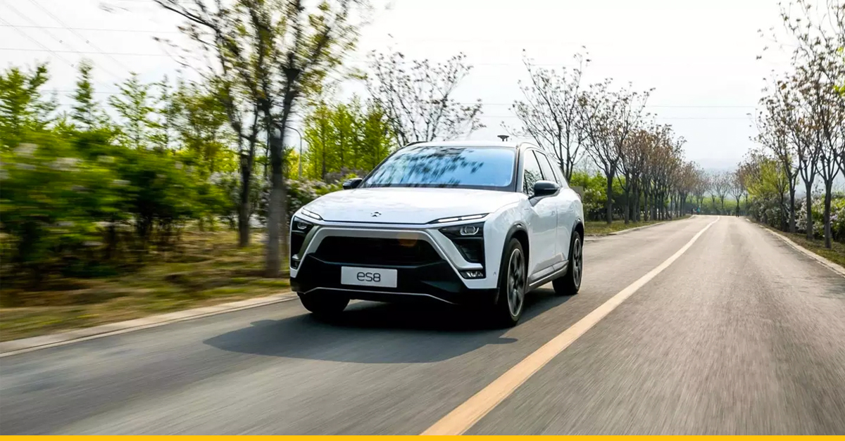 Elektromobil sa zastavil a väznil vodiča na rušnej ceste – aktualizoval sa