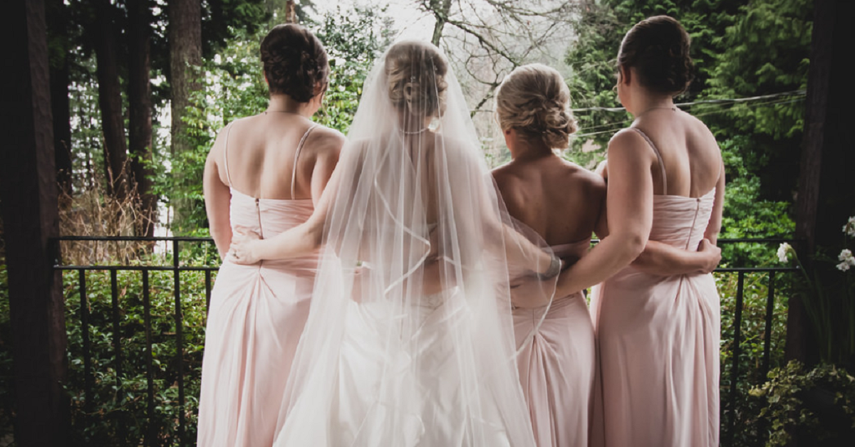 Nevesta mala na svadbe „príšerný“ problém. Fotky jej „kazila“ tehotná družička. Teraz sa nerozprávajú