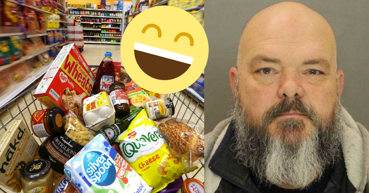 Muž začal škrtiť pokladníka, lebo mu zbalil čipsy s konzervami do rovnakej tašky