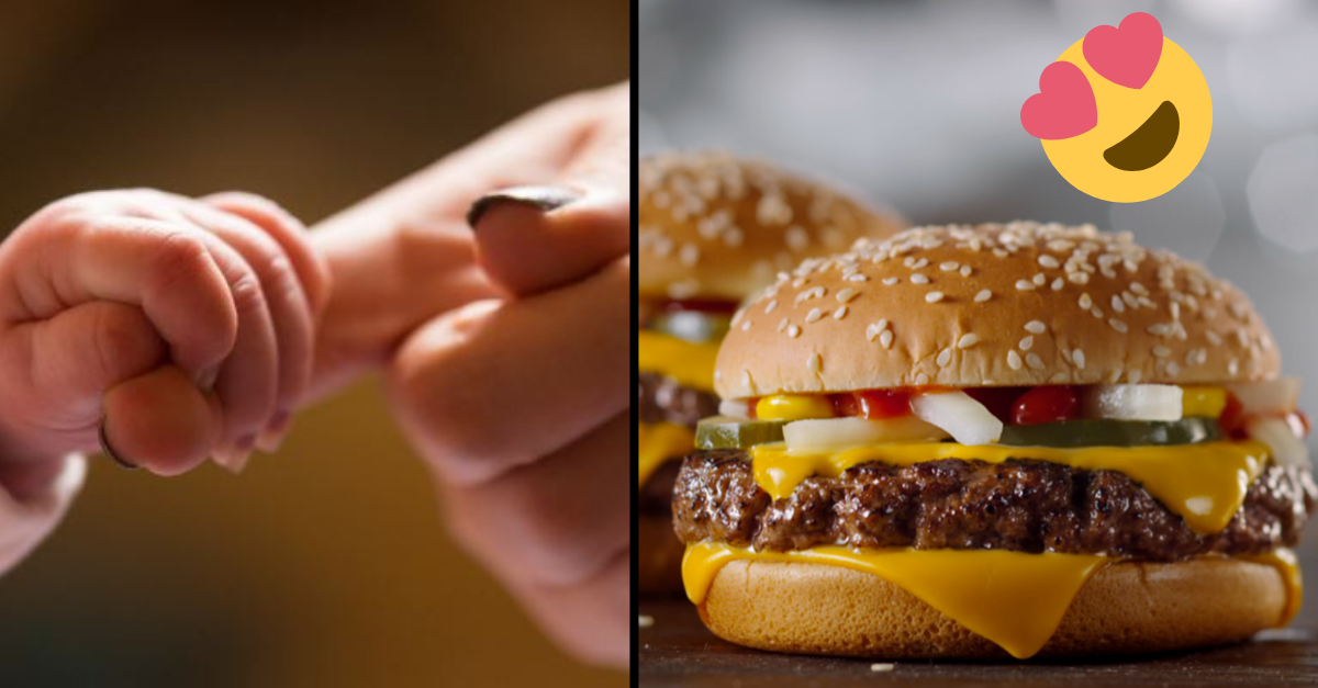 Žena začala rodiť na parkovisku McDonaldu, tak si popri čakaní na sanitku objednala Quarter Pounder