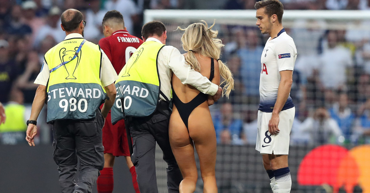 Koľko vás môže stáť jeden šialený beh po ihrisku na finále Ligy Majstrov ?