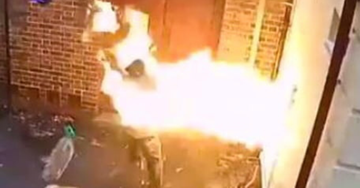 Terorista sa podpálil, keď sa pokúšal zapáliť synagógu