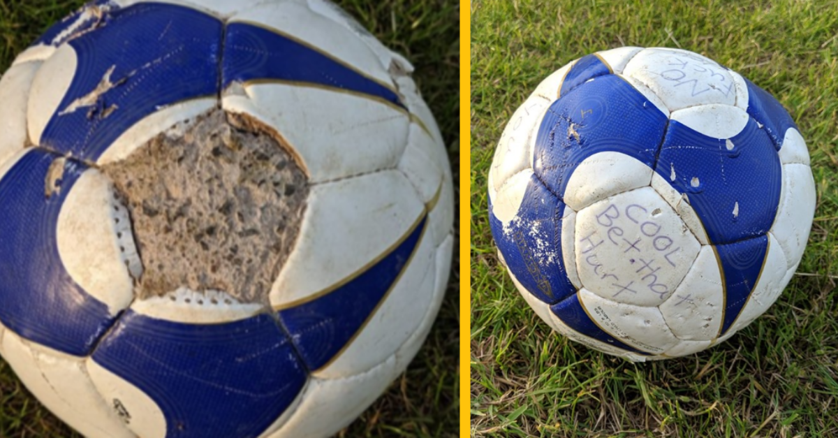 Chlapík našiel na ihrisku futbalovú loptu naplnenú betónom, na ktorej bola krutá poznámka