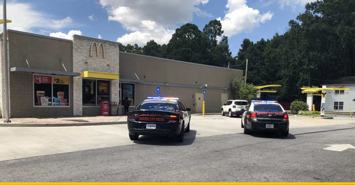 Žena strielala so zbraňou v prevádzke McDonald’s, pretože dostala studené hranolky