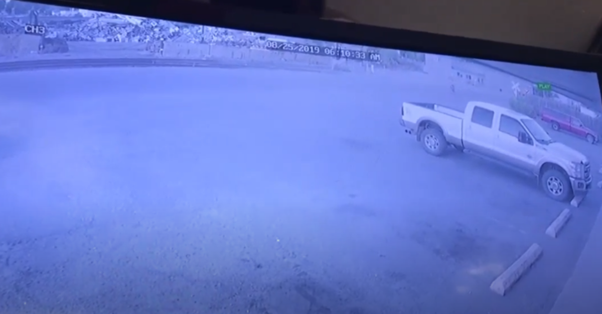 Mužovi niekto ukradol auto počas toho, ako vykrádal obchod