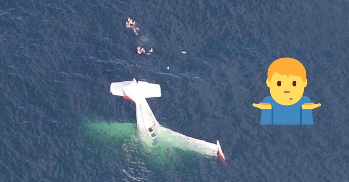Lietadlo havarovalo do mora. Preživší si začali robiť selfie a mali dobrú náladu.