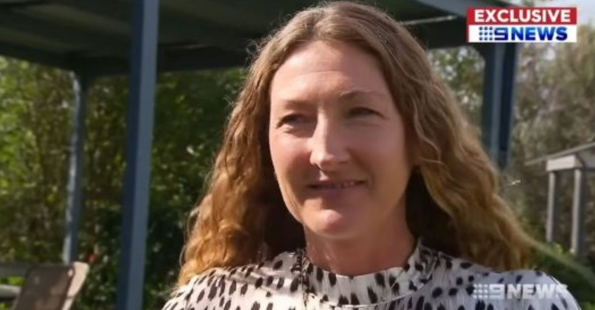 Vegánka žaluje susedov za to, že grilovali ryby na vlastnej záhrade