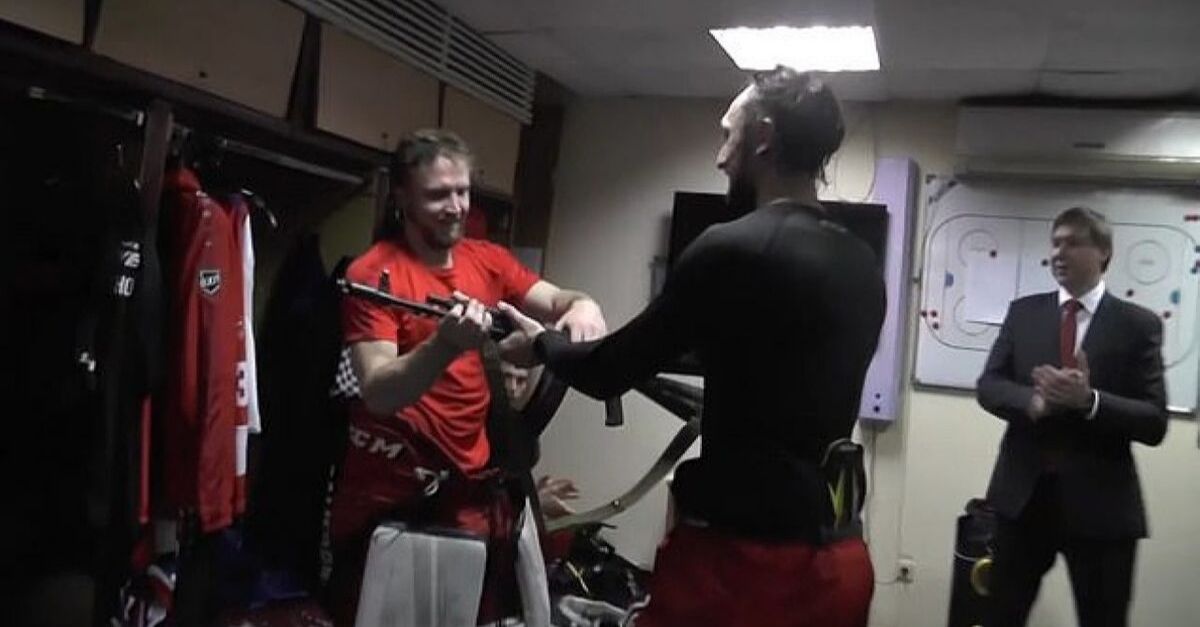 Hokejový brankár dostal od svojho klubu AK-47, ako cenu za najlepšieho hráča zápasu