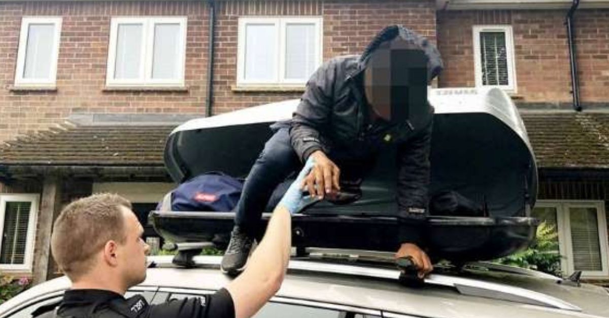 Párik si nechtiac z dovolenky vo Francúzsku priviezol v strešnom boxe mladého egypťana