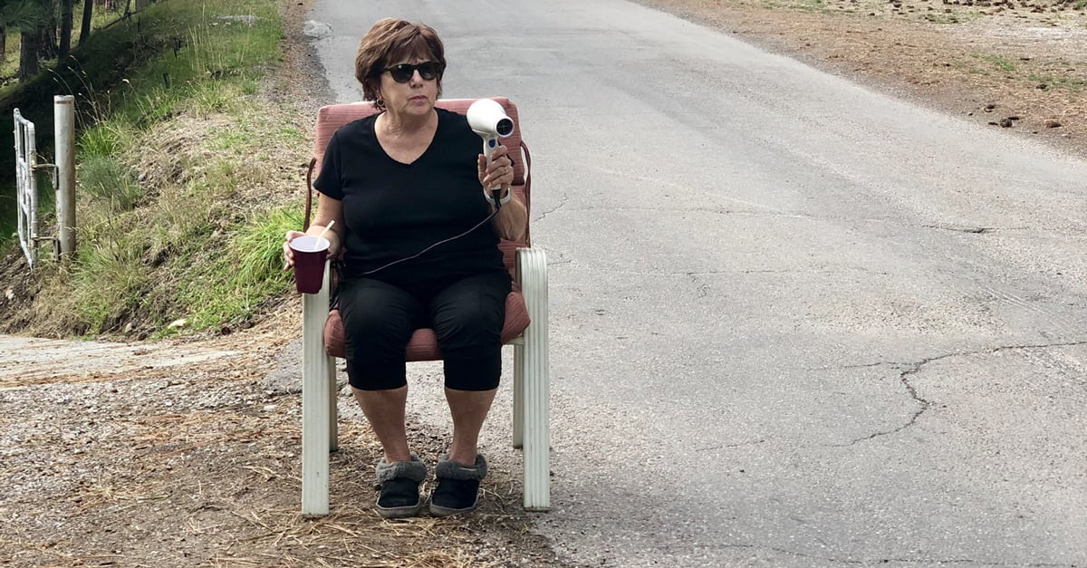 Babka používa fén na vlasy ako rýchlostný radar, aby prinútila spomaliť okoloidúce vozidlá