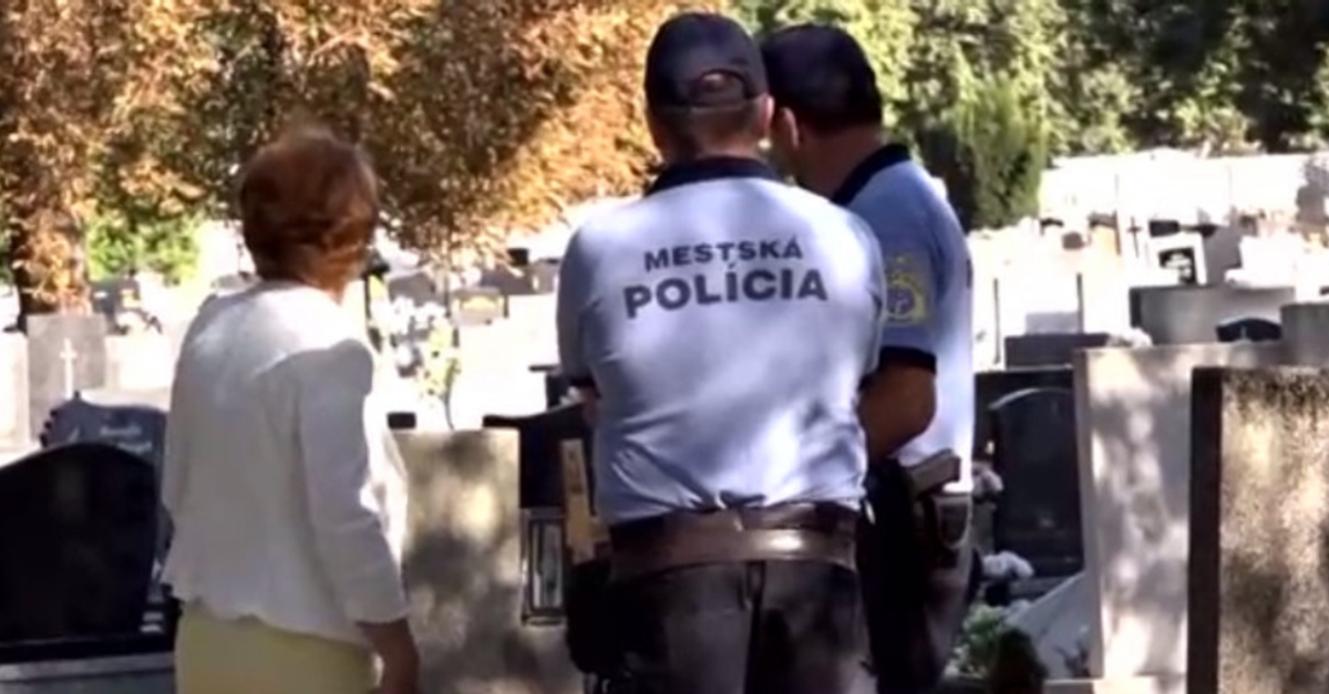 Bizarný prípad slovenskej polície. Niekto nahlásil, že sa niečo hýbe pod hrobom.