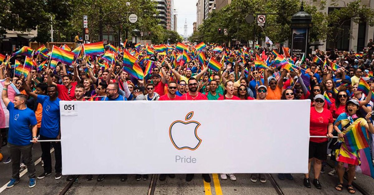 Rus žaluje spoločnosť Apple. Vraj z neho urobili homosexuála