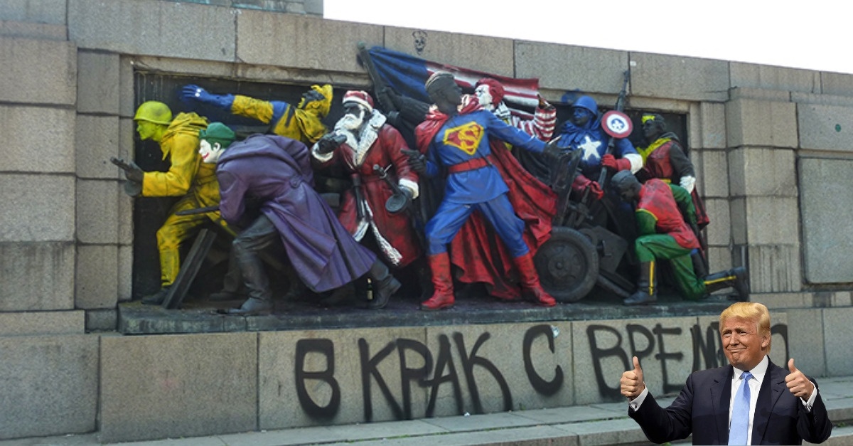 Sovietsky monument v Bulharsku sa stal terčom street artu. Výtvory čo vznikli sú naozaj komické(5 obrázkov)