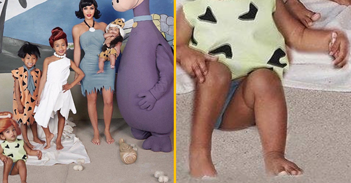 Kim Kardashian a jej rodinná halloweenska fotka s hrozným Photoshopom púta pozornosť internetu