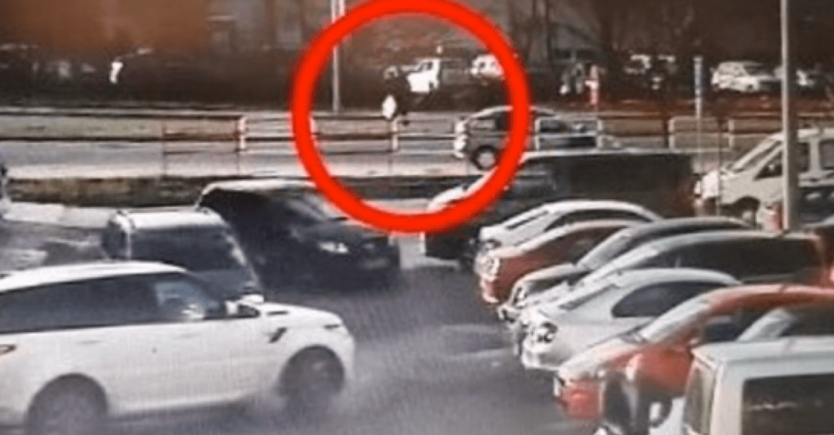 Slovákovi ukradli viac ako 500-tisíc eur. Z jeho Opelu Astra mu ich niekto vytiahol, keď menil defekt