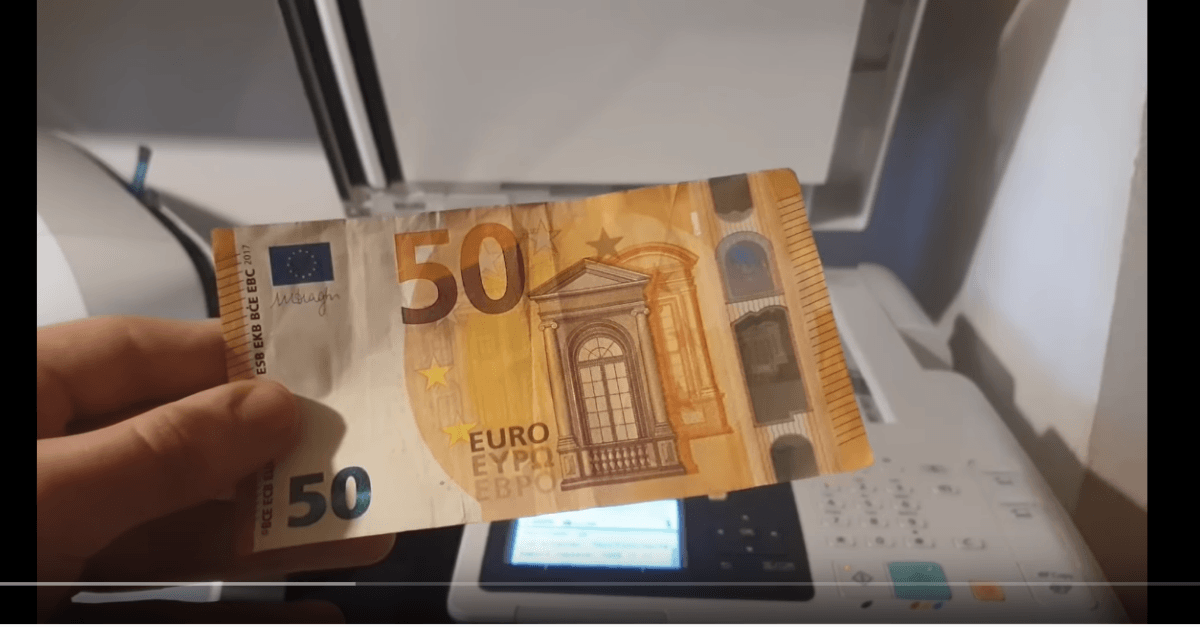 Viete, čo sa stane, keď chcete okopírovať bankovky? Chlapík vám to ukáže v krátkom videu
