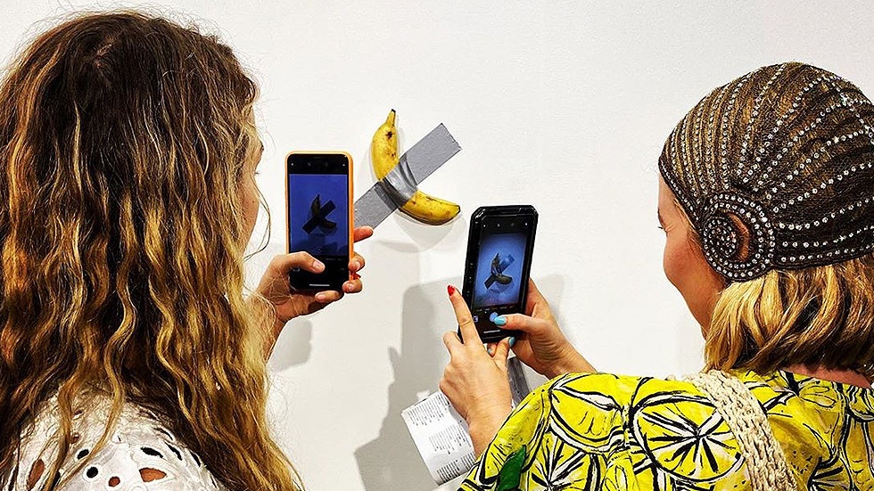 Zberateľ zaplatil $120,000 za banán prilepený lepiacou páskou na stene