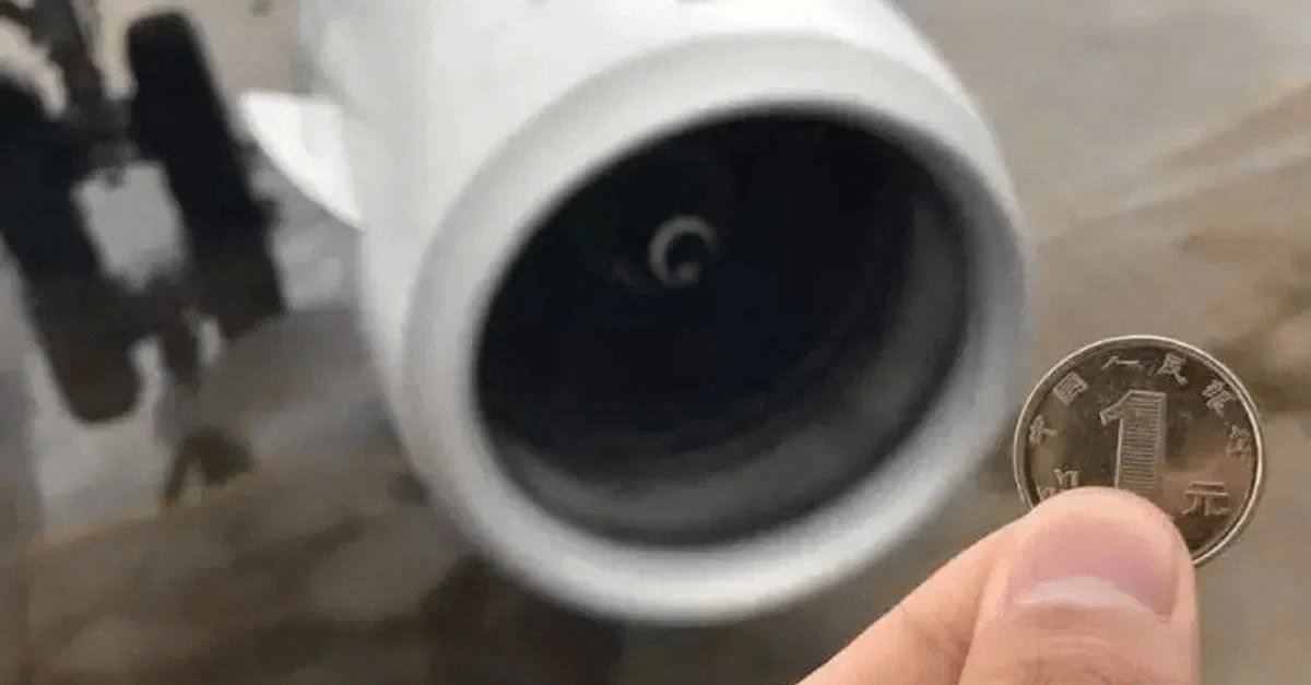 Číňan, ktorý pred odletom hodil do motora mince pre šťastie, teraz musí zaplatiť 15 500€