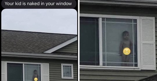 Susedka poslala mamičke fotku jej syna ako v Adamovom rúchu stojí na okne a obrázok hovorí sám za seba