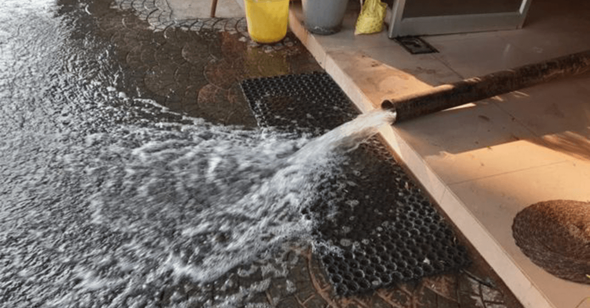 Z kohútika im začal namiesto vody tiecť alkohol. Niekoľko rodín z Indie tak zažilo (ne)milé prekvapenie