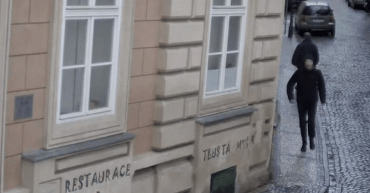 Muž strihá vlasy ženám v pražských električkách. Aktuálne po ňom pátra polícia