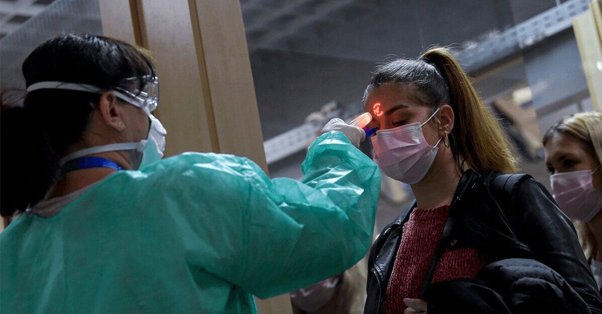 Slovenka sa vrátila z Talianska s podozrením na koronavírus. Lekárovi sa nechcelo prezliekať, poslali ju preto späť domov