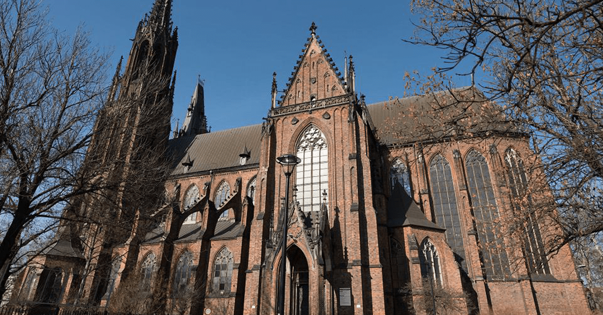 Podľa poľského kňaza je koronavírus trestom za homosexualitu a potraty. Najlepšou ochranou je vraj modlitba