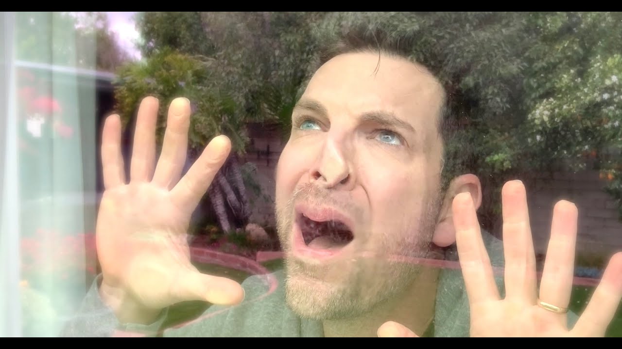 Muž sparodoval známu pesničku od Adele – Hello (From The Inside), ktorá dokonale sumarizuje momentálny život v karanténe