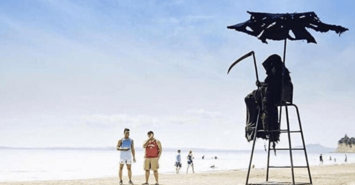 Muž chodí po predčasne otvorených plážach na Floride oblečený ako smrtka