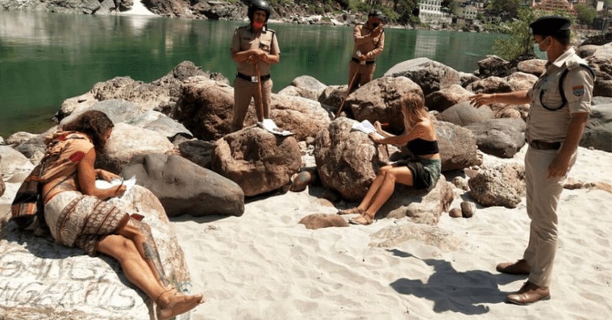 Nedodržali zákaz voľného pohybu. Ako trest museli 500-krát napísať „Nerešpektoval som obmedzenie, je mi to ľúto“