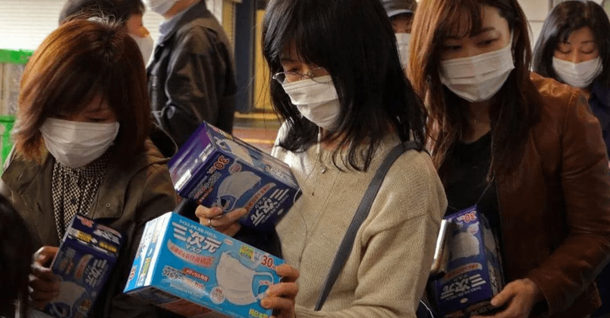 Japonský starosta tvrdí, že počas pandémie by mali nakupovať muži. Ženám to vraj trvá príliš dlho