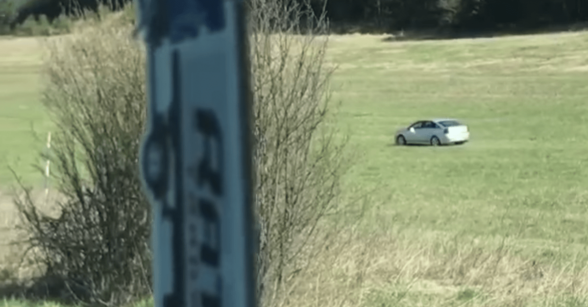 Slovenskému vodičovi sa nechcelo čakať v kolóne. Humorné video ukazuje, ako ju obišiel cez lúku